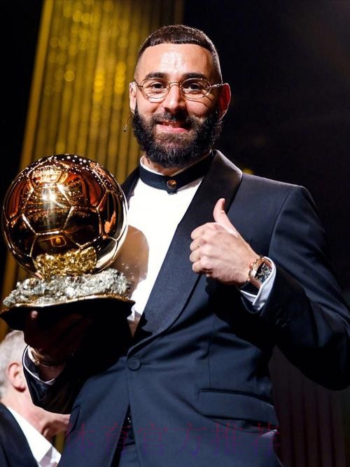 世体评论员:本泽马长期被低估 足球欠他座金球奖 世体评论员:本泽马长期被低估 足球欠他座金球奖